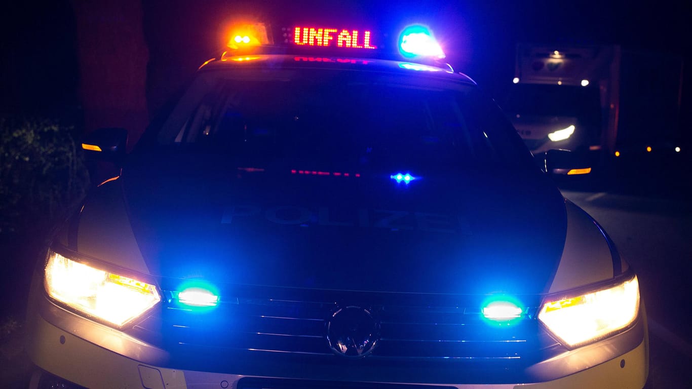 Ein Einsatzfahrzeug der Polizei mit Blaulicht (Symbolbild): Bei dem Unfall ist ein Schaden von etwa 40.000 Euro entstanden.