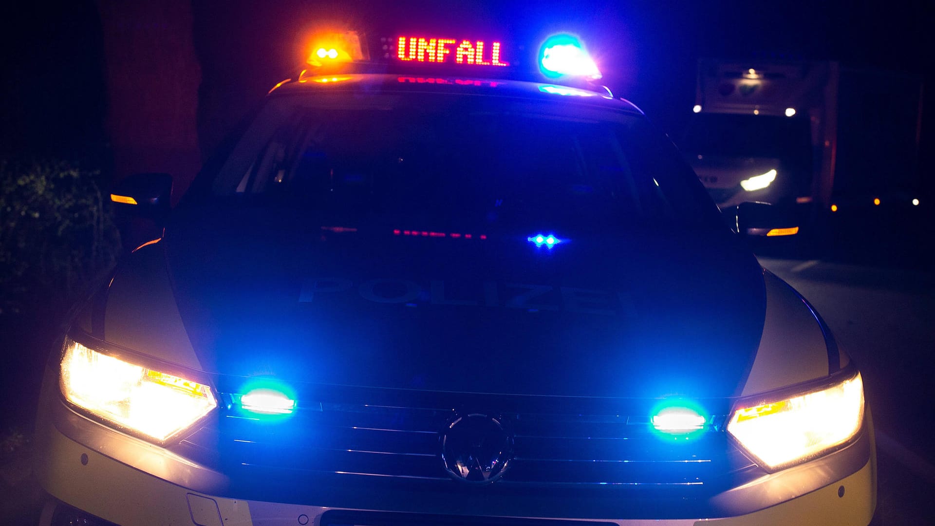Ein Einsatzfahrzeug der Polizei mit Blaulicht (Symbolbild): Bei dem Unfall ist ein Schaden von etwa 40.000 Euro entstanden. Ein Einsatzfahrzeug der Polizei mit Blaulicht (Symbolbild): Bei dem Unfall ist ein Schaden von etwa 40.000 Euro entstanden.