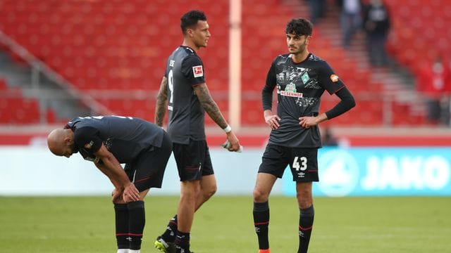 Die Bremer Ömer Toprak, Davie Selke und Eren Dinkçi sind nach dem 0:1 in Stuttgart geknickt. Die Bremer Ömer Toprak, Davie Selke und Eren Dinkçi sind nach dem 0:1 in Stuttgart geknickt.