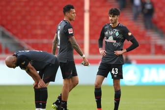 Die Bremer Ömer Toprak, Davie Selke und Eren Dinkçi sind nach dem 0:1 in Stuttgart geknickt.