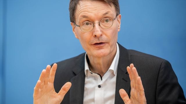 SPD-Gesundheitsexperte Karl Lauterbach: "Jetzt kommt es darauf an, die vielen noch nicht Geimpften Risikoträger zu erreichen" SPD-Gesundheitsexperte Karl Lauterbach: "Jetzt kommt es darauf an, die vielen noch nicht Geimpften Risikoträger zu erreichen"