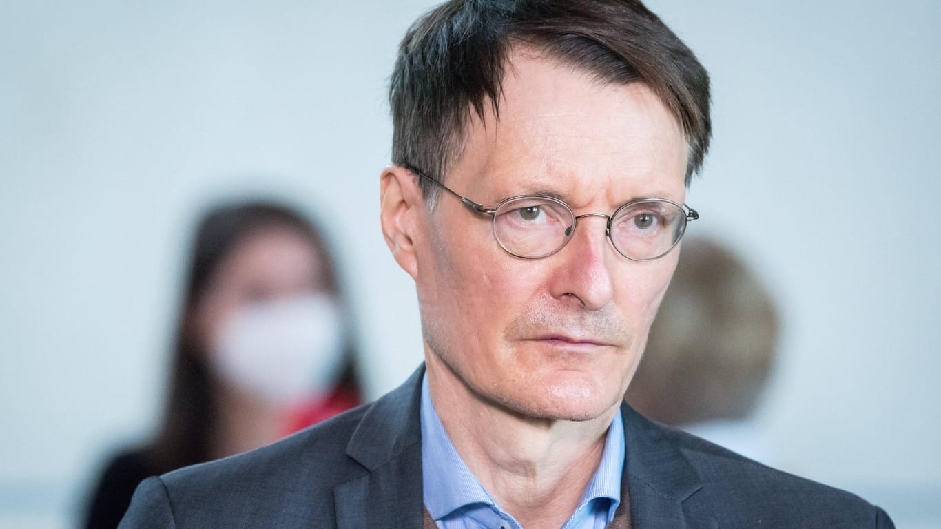 Karl Lauterbach, SPD-Gesundheitsexperte: Er fordert, dass keine Impfstoff-Dosen mehr zurückgelegt werden.