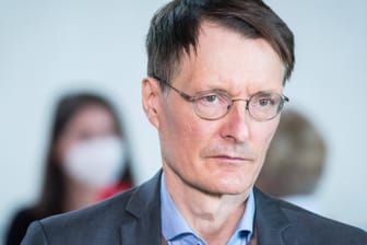 Karl Lauterbach, SPD-Gesundheitsexperte: Er fordert, dass keine Impfstoff-Dosen mehr zurückgelegt werden.