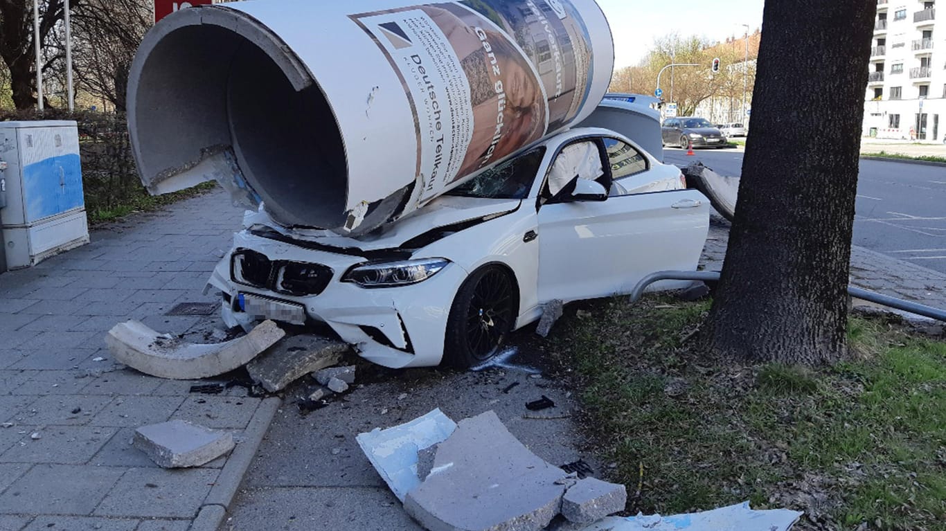 Der zerstörte BMW nach dem Unfall: Der Fahrer ist gegen eine Litfaßsäule in München gekracht. Er blieb unverletzt.