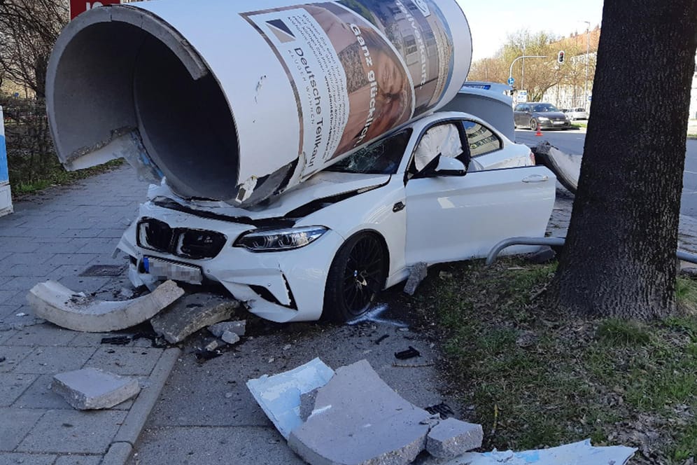 Der zerstörte BMW nach dem Unfall: Der Fahrer ist gegen eine Litfaßsäule in München gekracht. Er blieb unverletzt.