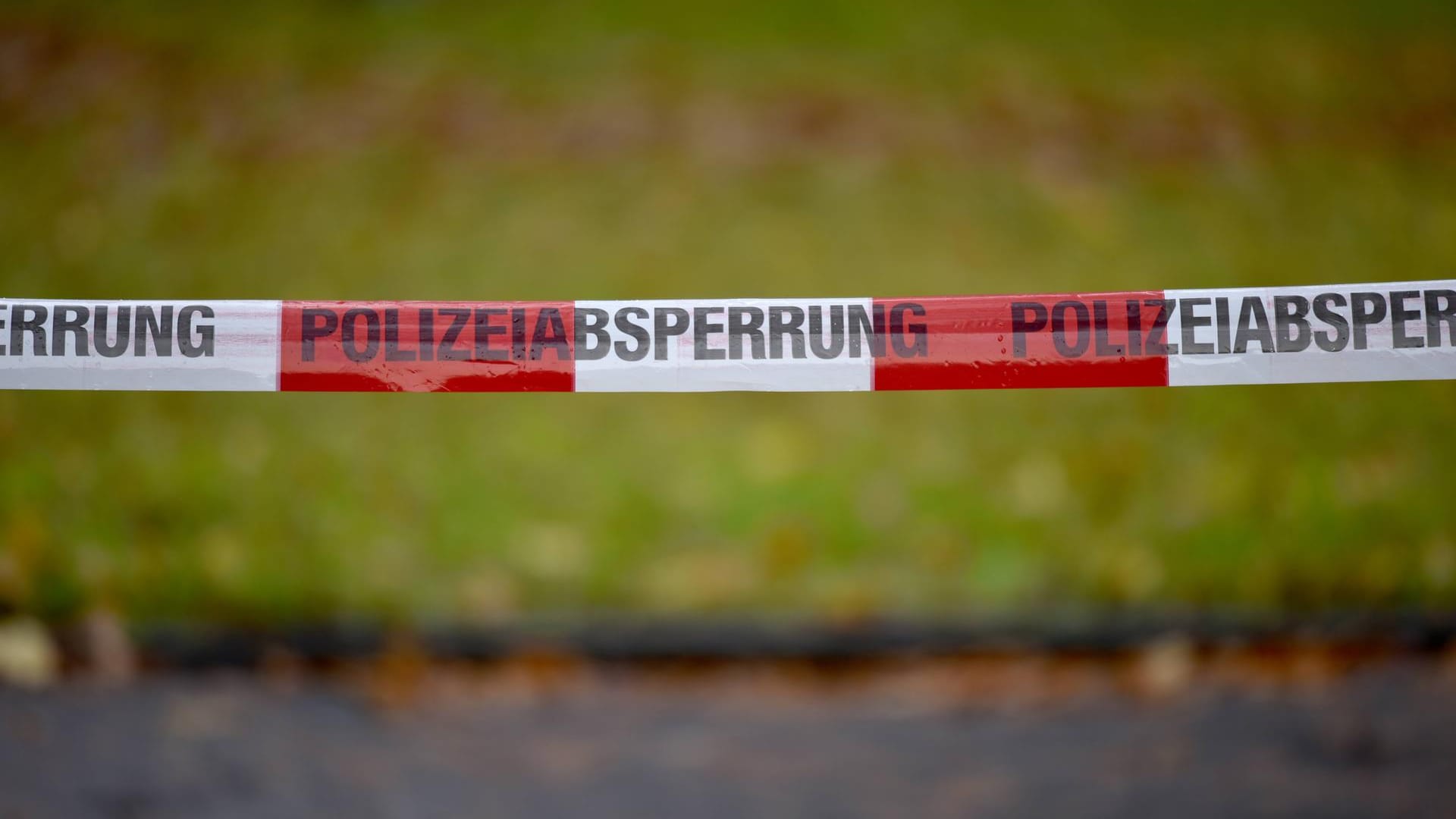 Ein Absperrband einer Polizeiabsperrung (Symbolbild): Nachdem ein Autofahrer in Iserlohn in eine Menschengruppe gefahren ist, hat sich ein Beteiligter gemeldet.