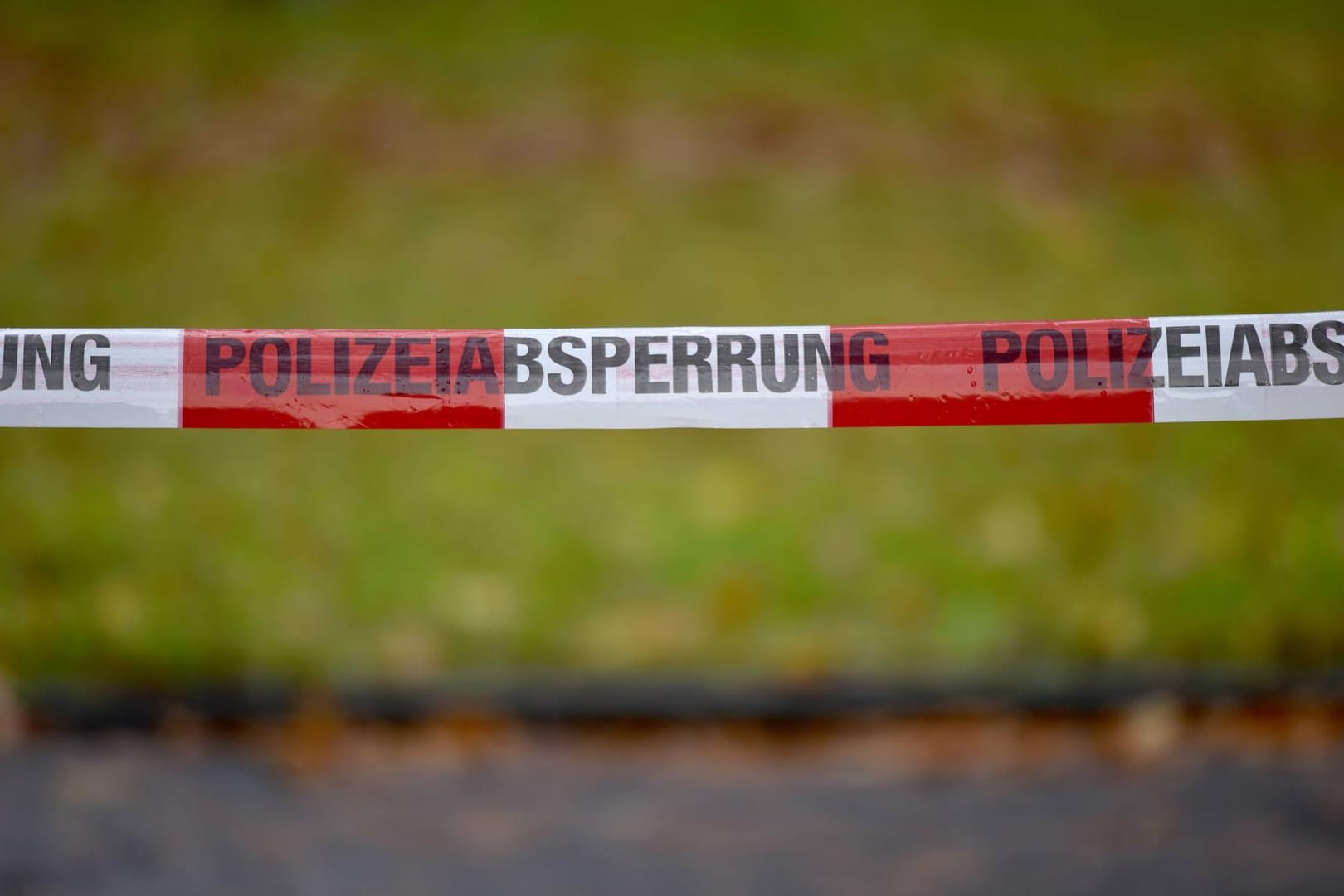 Ein Absperrband einer Polizeiabsperrung (Symbolbild): Nachdem ein Autofahrer in Iserlohn in eine Menschengruppe gefahren ist, hat sich ein Beteiligter gemeldet.