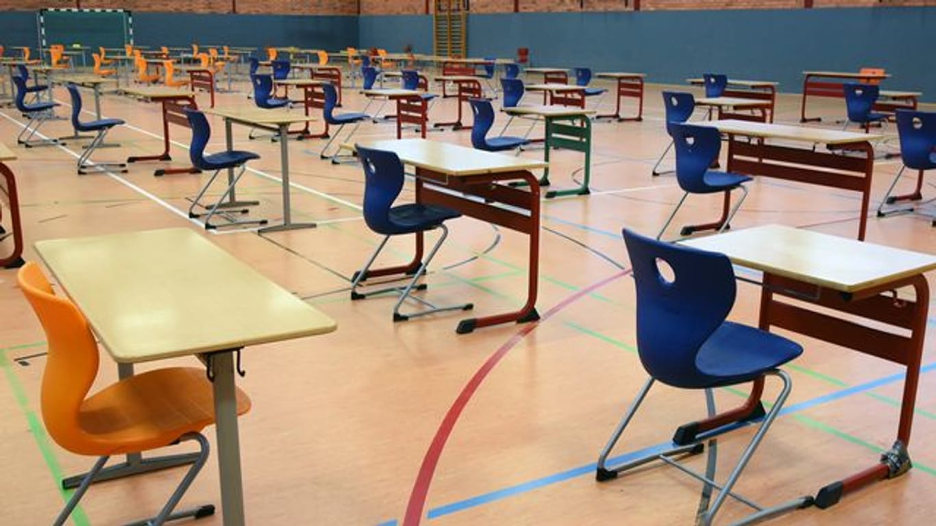 In einer Turnhalle in Leipzig sollen die Abiturprüfungen unter größten hygienischen Bedingungen geschrieben werden.