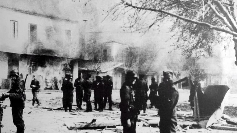 Griechenland, Distomo: Die 218 Einwohner des griechischen Dorfes wurden hingerichtet.