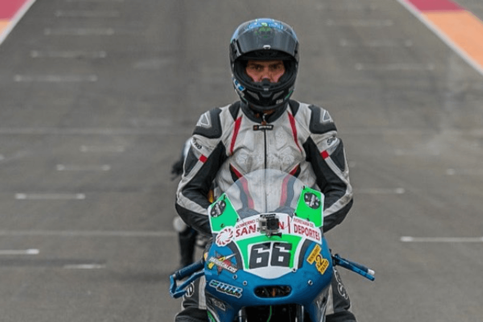 Alberto Zapata Bacur auf einem Motorrad: Der junge Rennsportler starb bei einem Wettbewerb.