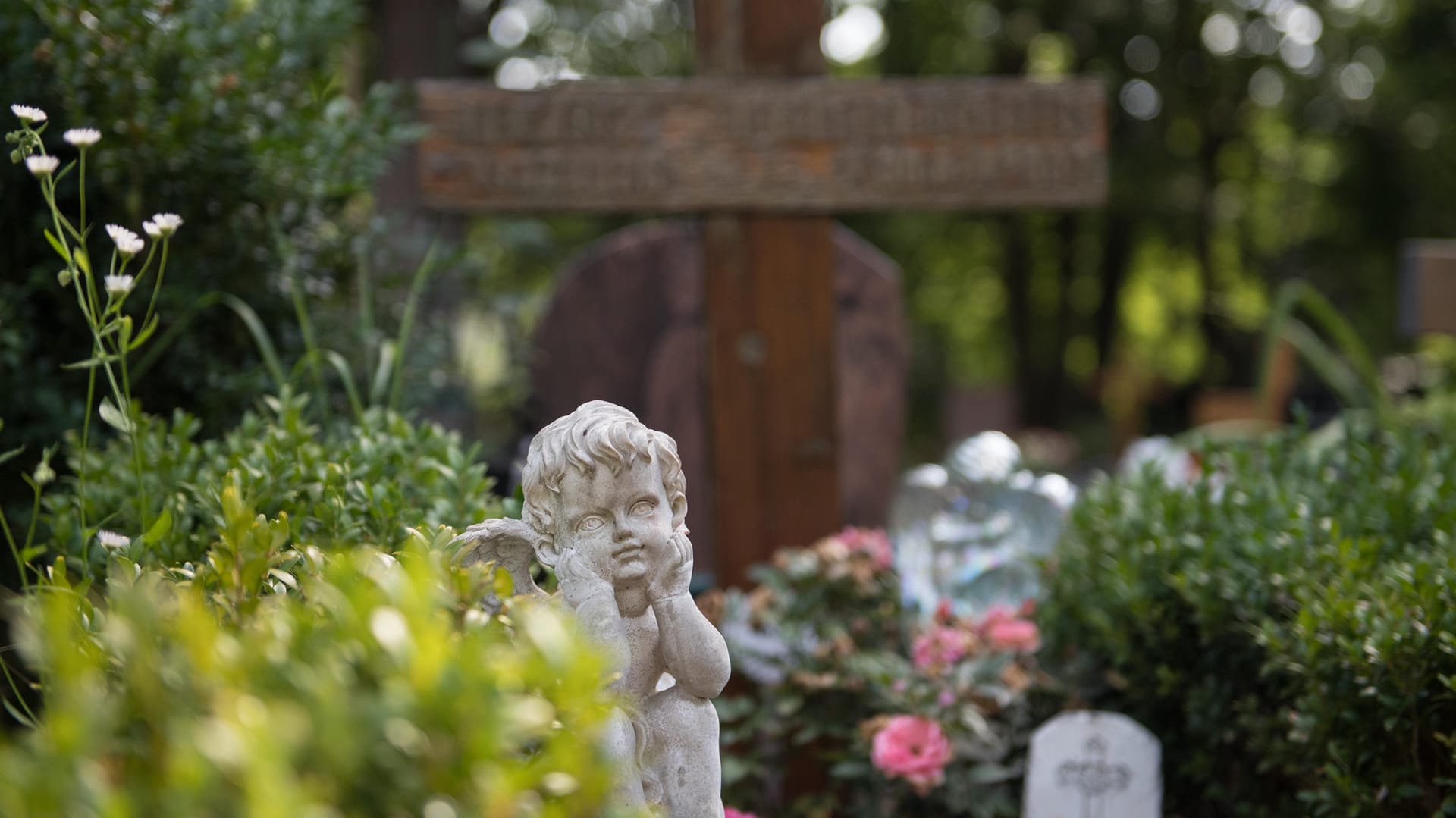 Grab auf einem Friedhof (Symbolbild): Bestattungsvorsorge ist für Hinterbliebene eine große Erleichterung.