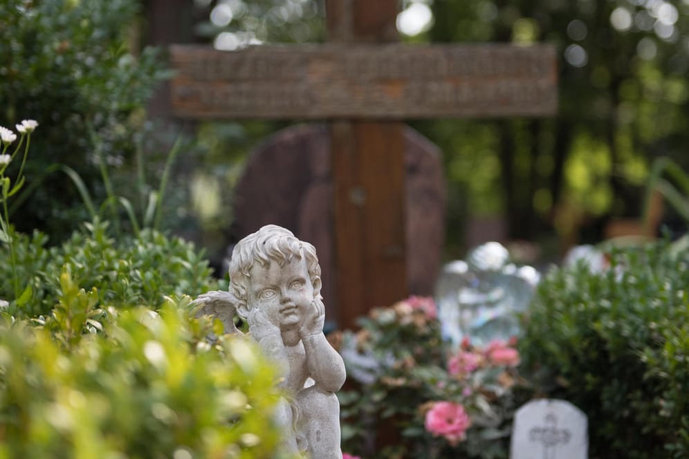 Grab auf einem Friedhof (Symbolbild): Bestattungsvorsorge ist für Hinterbliebene eine große Erleichterung.