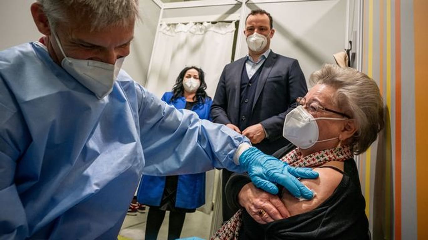 Jens Spahn (CDU, hinten r)uund Dilek Kalayci (SPD) bei einem Besuch im Impfzentrum: Bisher wurden in der Hauptstadt 700.000 Impfungen verabreicht.