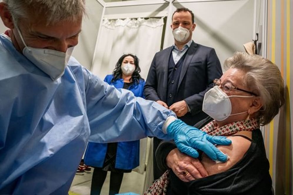 Jens Spahn (CDU, hinten r)uund Dilek Kalayci (SPD) bei einem Besuch im Impfzentrum: Bisher wurden in der Hauptstadt 700.000 Impfungen verabreicht.