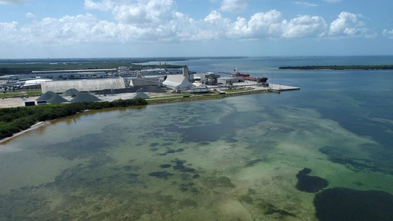 Floridas Governeur DeSantis hat den Notstand ausgerufen: Südlich von Tampa droht das Abwasserbecken einer früheren Düngemittelfabrik zu bersten.