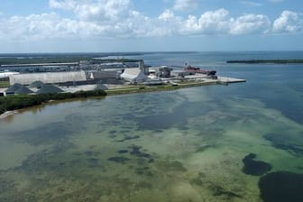 Floridas Governeur DeSantis hat den Notstand ausgerufen: Südlich von Tampa droht das Abwasserbecken einer früheren Düngemittelfabrik zu bersten.