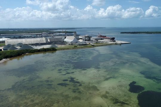 Floridas Governeur DeSantis hat den Notstand ausgerufen: Südlich von Tampa droht das Abwasserbecken einer früheren Düngemittelfabrik zu bersten.