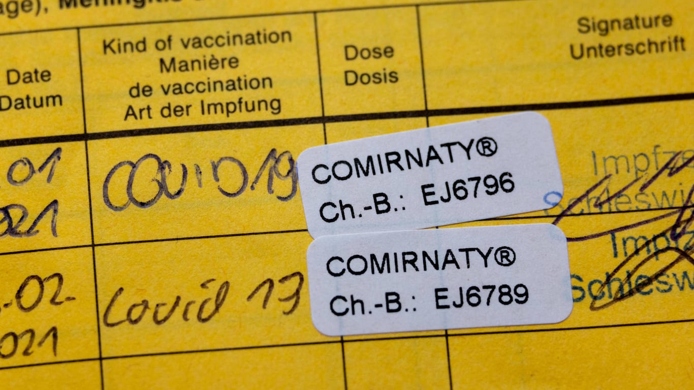 Aufkleber im Impfpass: Die Ärzte müssen die Impfungen Dokumentieren und an das Robert Koch-Institut melden.