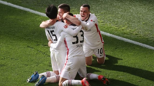 Eintracht Frankfurt gewann beim BVB und setzte sich von den Dortmundern ab. Eintracht Frankfurt gewann beim BVB und setzte sich von den Dortmundern ab.