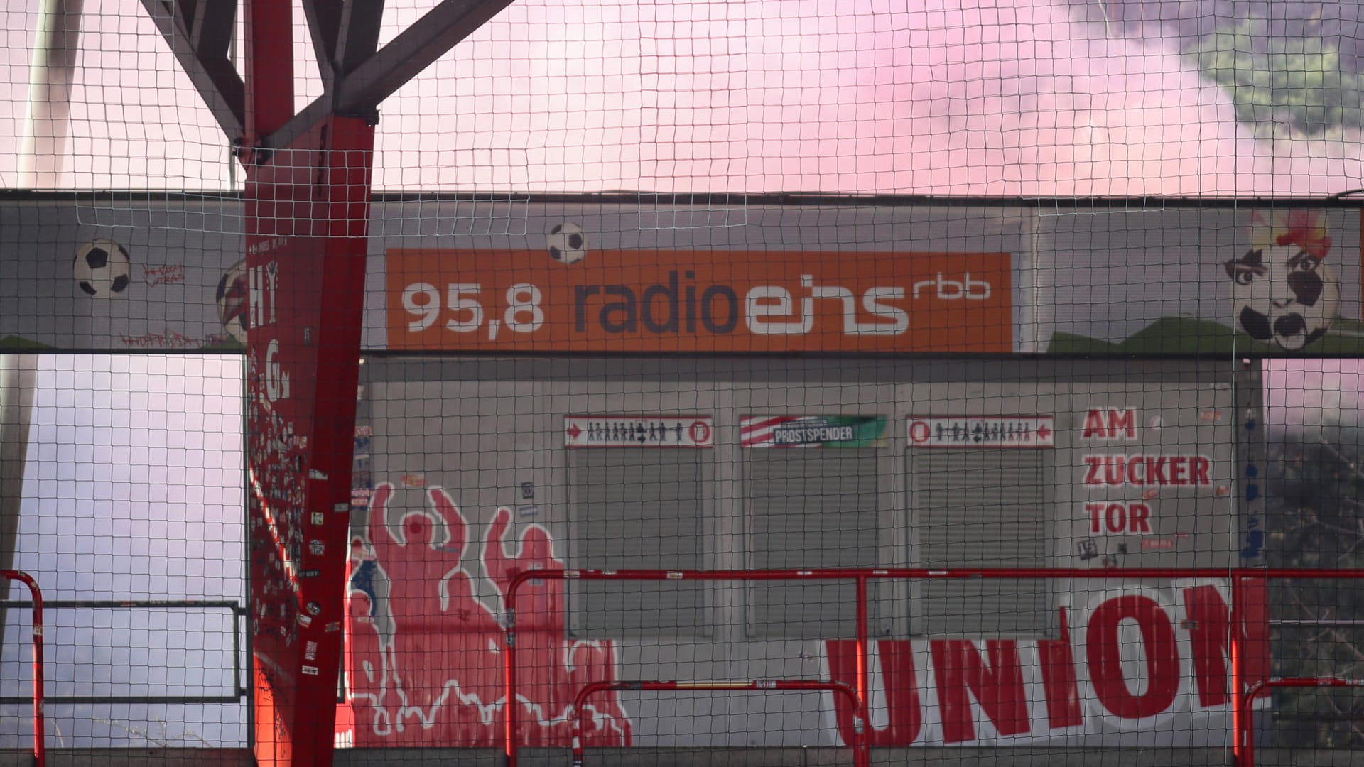 Außerhalb des Stadions An der Alten Försterei wird eine Rauchbombe gezündet: Die Polizei ermittelt nach dem Vorfall beim Spiel von 1. FC Union Berlin gegen Hertha BSC. Außerhalb des Stadions An der Alten Försterei wird eine Rauchbombe gezündet: Die Polizei ermittelt nach dem Vorfall beim Spiel von 1. FC Union Berlin gegen Hertha BSC.
