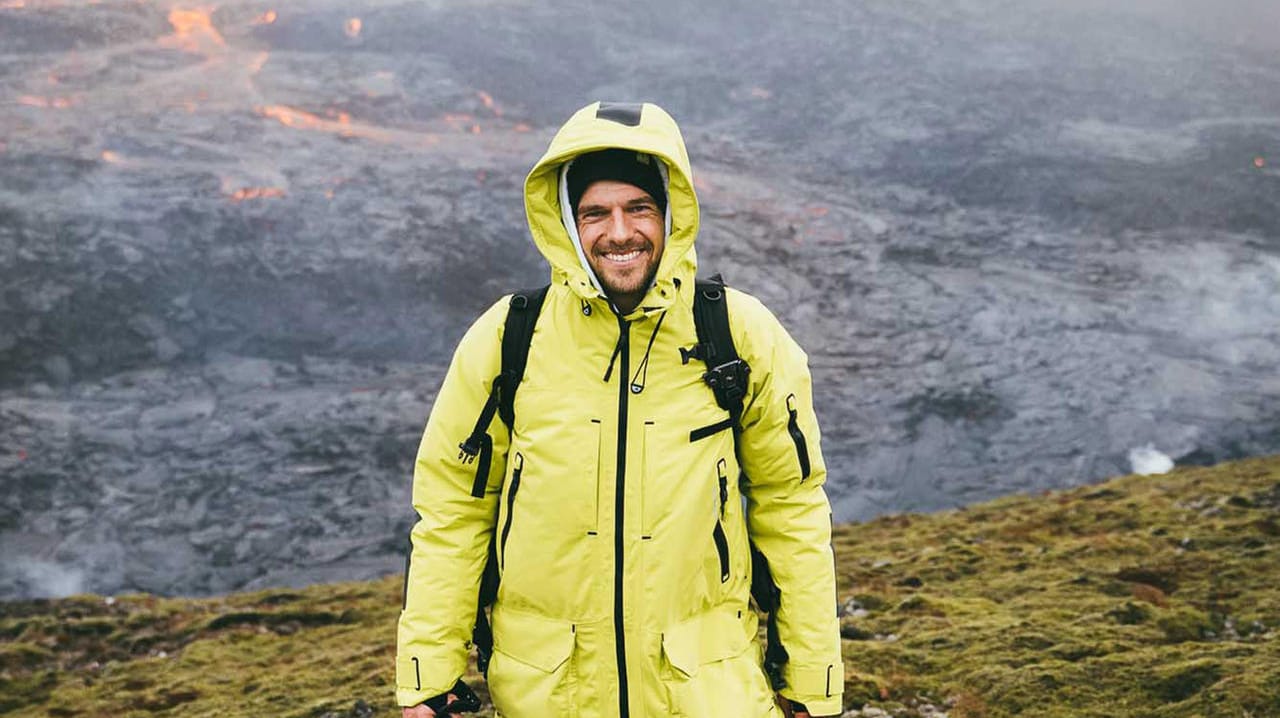 Der Kölner Maximilian Lehrke vor dem Vulkan Fagradalsdjall, 30 Kilometer von der isländischen Hauptstadt Reykjavik entfernt. Der Kölner Maximilian Lehrke vor dem Vulkan Fagradalsdjall, 30 Kilometer von der isländischen Hauptstadt Reykjavik entfernt.