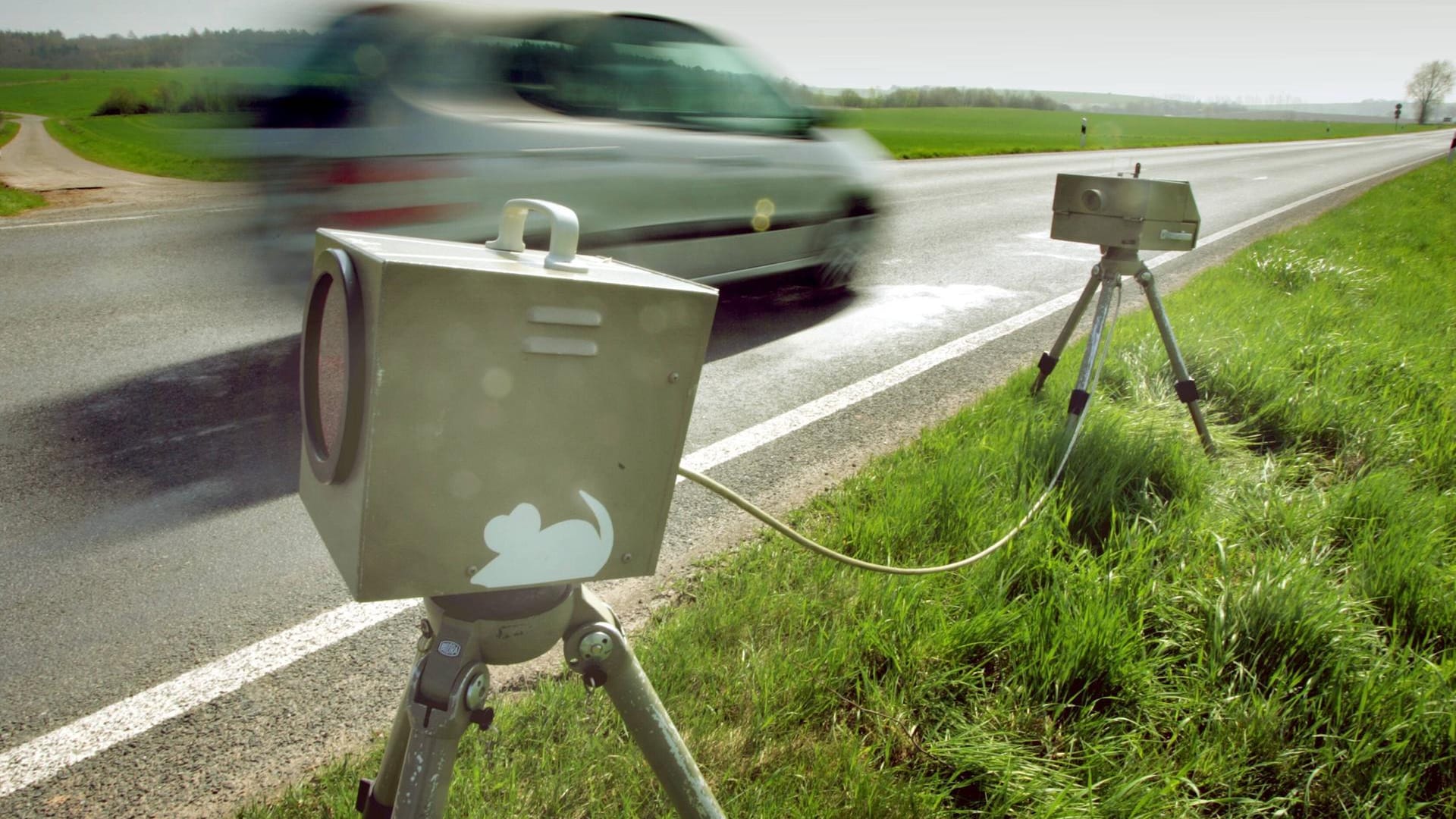 Mobile Radaranlage: Sie wird aufgebaut, um Temposünder im Straßenverkehr zu überraschen.