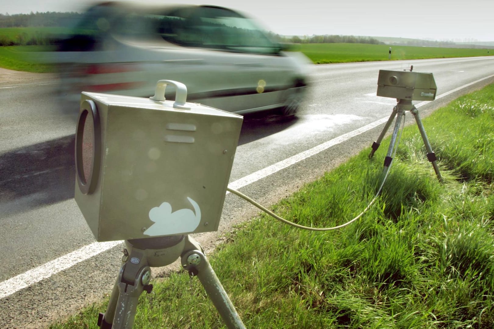 Mobile Radaranlage: Sie wird aufgebaut, um Temposünder im Straßenverkehr zu überraschen.