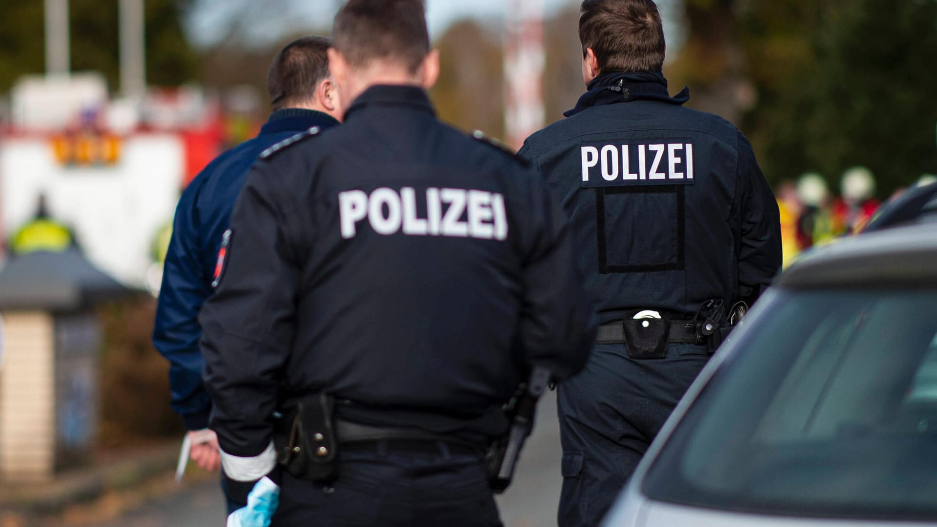 Polizeibeamte mit Uniform (Symbolbild): Nachdem sie einer Blutspur gefolgt sind, haben Beamte einen Täter entdeckt.