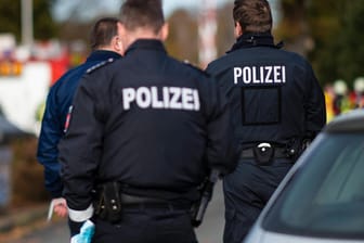 Polizeibeamte mit Uniform (Symbolbild): Nachdem sie einer Blutspur gefolgt sind, haben Beamte einen Täter entdeckt.