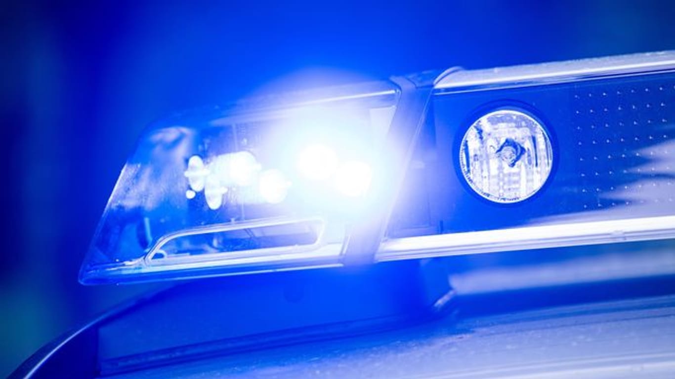 Ein Blaulicht leuchtet an einer Polizeistreife (Symbolbild): Weil sie einen Mann mit einem Messer lebensgefährlich verletzt hat, sitzt eine junge Frau in Frankfurt in Untersuchungshaft.
