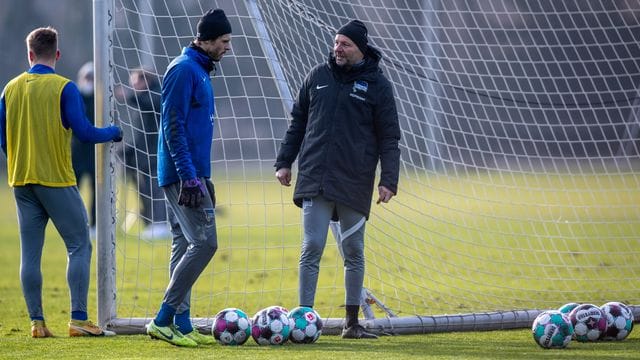 Zsolt Petry (r) beim Training mit Hertha-Torwart Rune Jarstein.