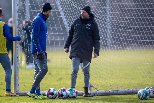 Zsolt Petry (r) beim Training mit Hertha-Torwart Rune Jarstein.
