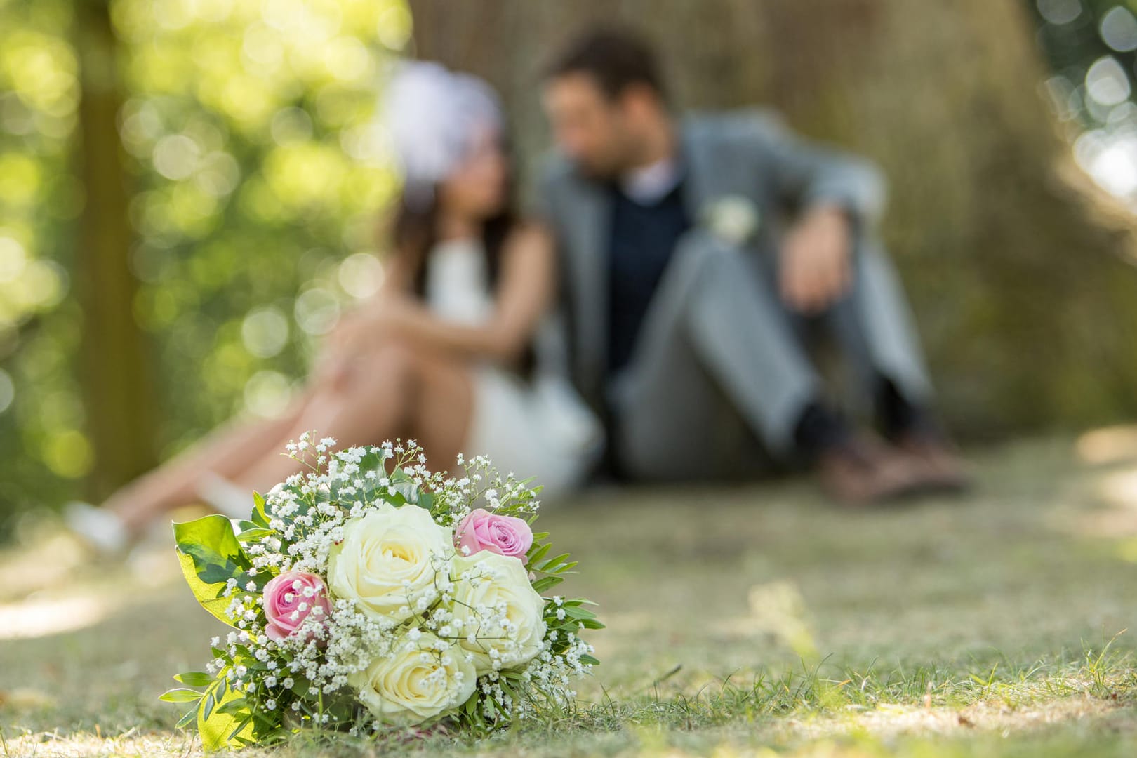 Ein Hochzeitspaar im Park (Symbolbild): Wer ohne Ehevertrag heiratet, lebt automatisch in einer Zugewinngemeinschaft.