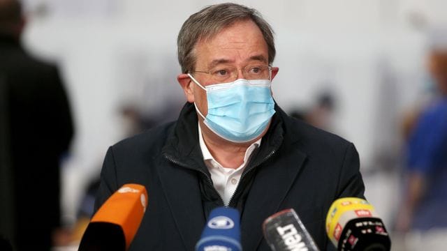 Nordrhein-Westfalens Ministerpräsident Armin Laschet spricht bei einer Pressekonferenz im Aachener Impfzentrum. Nordrhein-Westfalens Ministerpräsident Armin Laschet spricht bei einer Pressekonferenz im Aachener Impfzentrum.