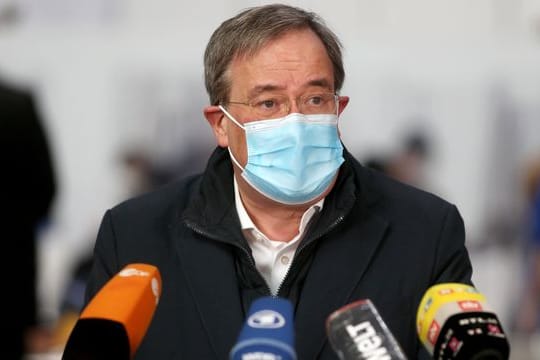 Nordrhein-Westfalens Ministerpräsident Armin Laschet spricht bei einer Pressekonferenz im Aachener Impfzentrum.