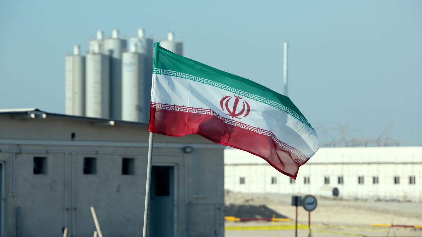 Eine iranische Flagge weht vor einem Atomkraftwerk: Am Dienstag finden neue Atomgespräche zwischen dem Iran und Russland statt.