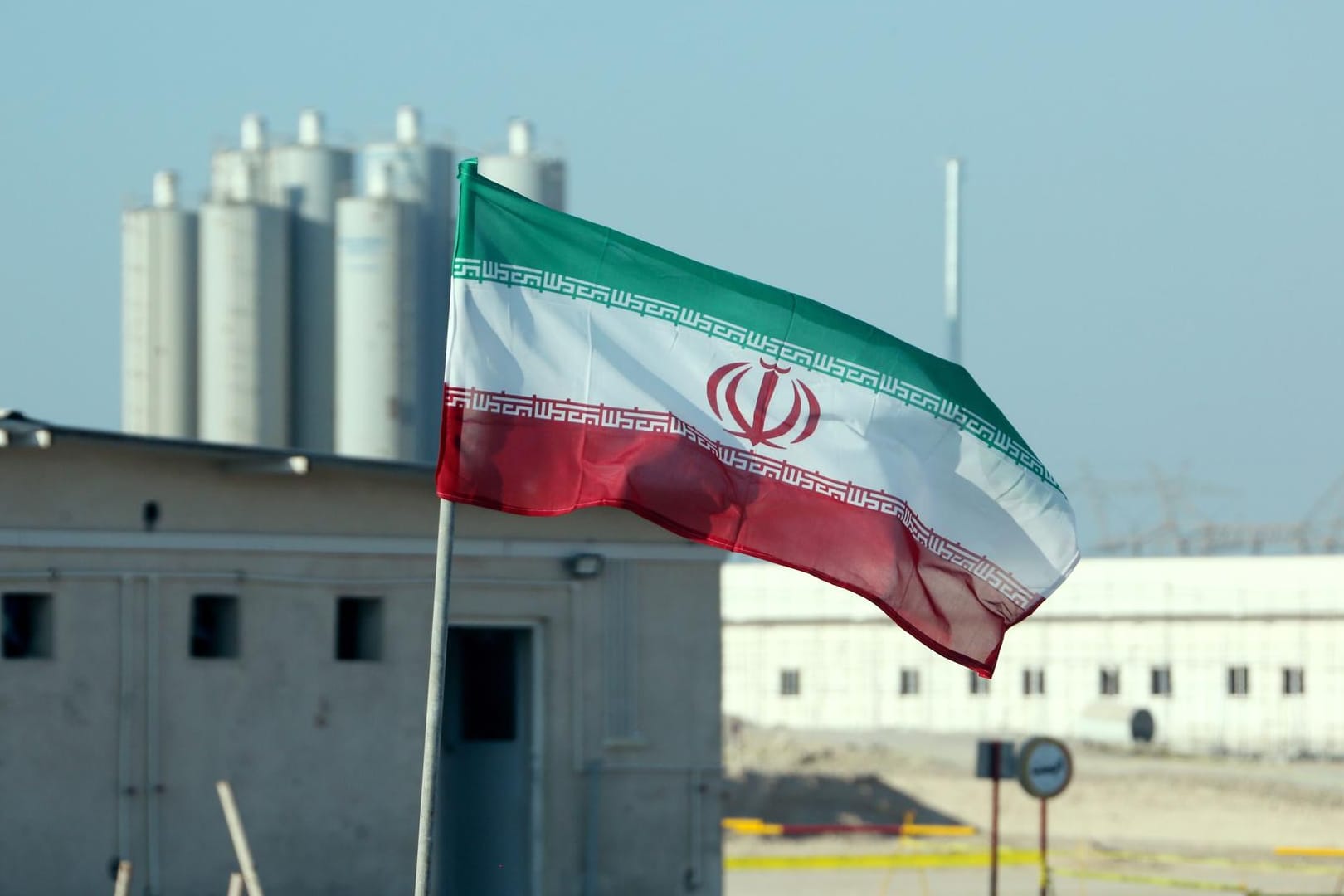 Eine iranische Flagge weht vor einem Atomkraftwerk: Am Dienstag finden neue Atomgespräche zwischen dem Iran und Russland statt.