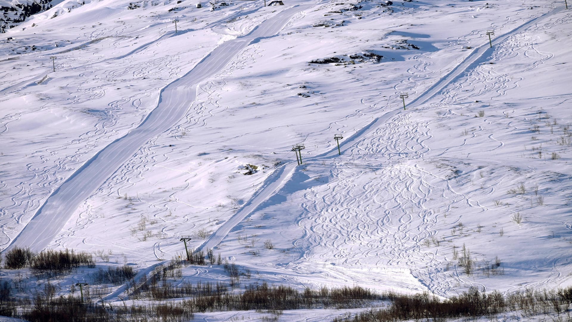 Eine Slalompiste in Bjorkliden, Schweden (Symbolbild): Ein Norweger hat versucht, die Grenze zwischen Norwegen und Schweden auf Skiern zu überqueren. Eine Slalompiste in Bjorkliden, Schweden (Symbolbild): Ein Norweger hat versucht, die Grenze zwischen Norwegen und Schweden auf Skiern zu überqueren.