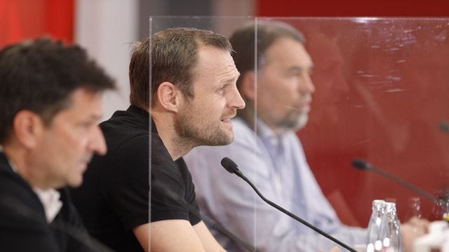 Mit Trainer Bo Svensson (M), Heidel (l) und Martin Schmidt hat Mainz eine starke Aufholjagd hingelegt. Mit Trainer Bo Svensson (M), Heidel (l) und Martin Schmidt hat Mainz eine starke Aufholjagd hingelegt.