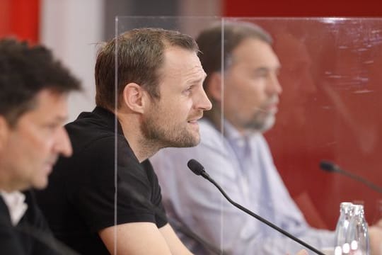 Mit Trainer Bo Svensson (M), Heidel (l) und Martin Schmidt hat Mainz eine starke Aufholjagd hingelegt.