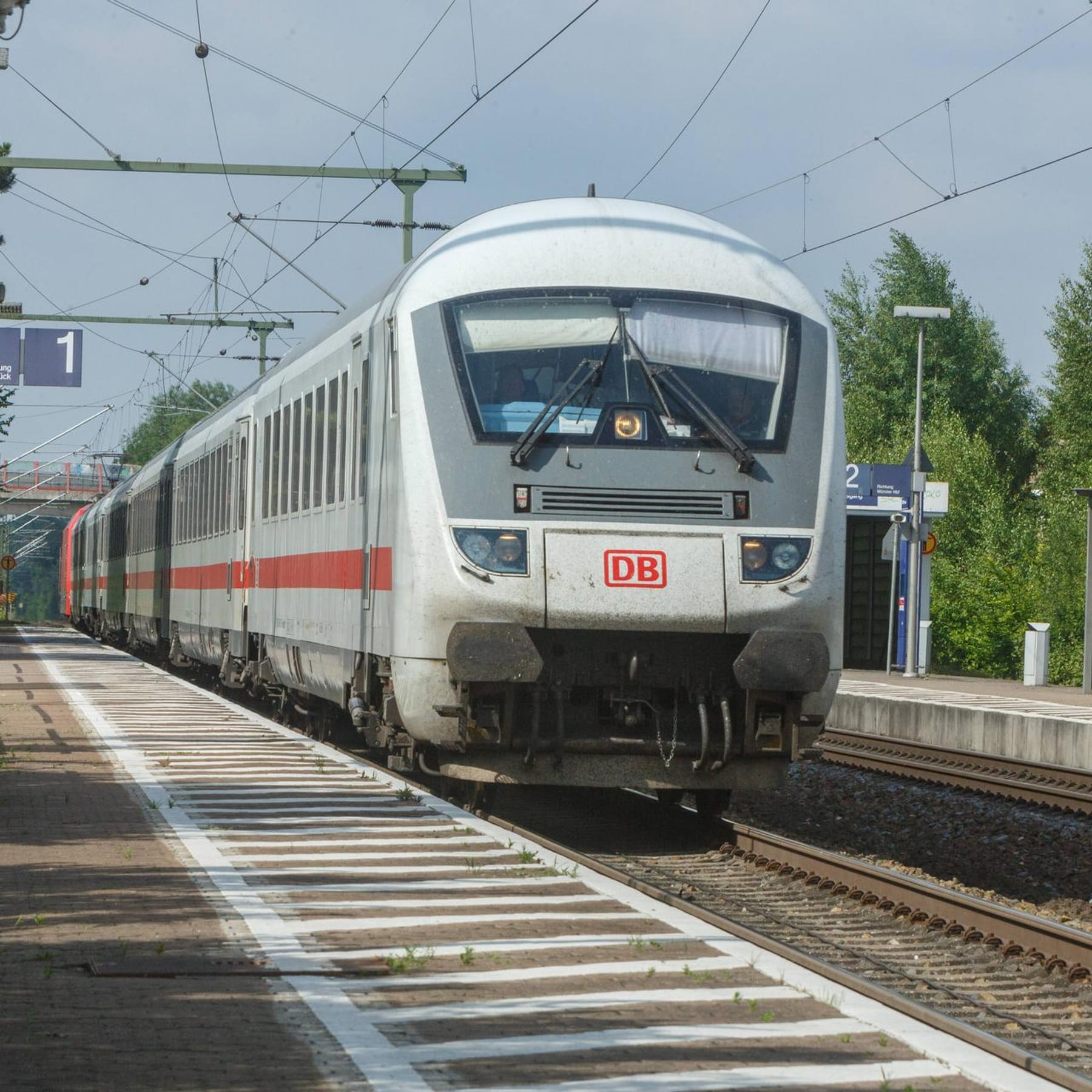 Fahrt nach Osnabrück 54-Jähriger belästigt schlafende Frau im Zug Bild