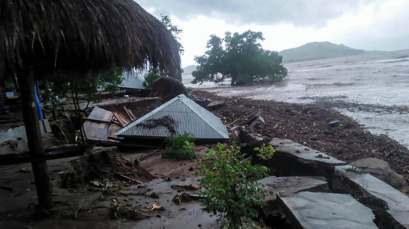 Zerstörung nach einer Schlammlawine in East Nusa Tenggara: In Indonesien starben am Wochenende mehr als Hundert Menschen bei solchen Unglücken.