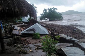 Zerstörung nach einer Schlammlawine in East Nusa Tenggara: In Indonesien starben am Wochenende mehr als Hundert Menschen bei solchen Unglücken.