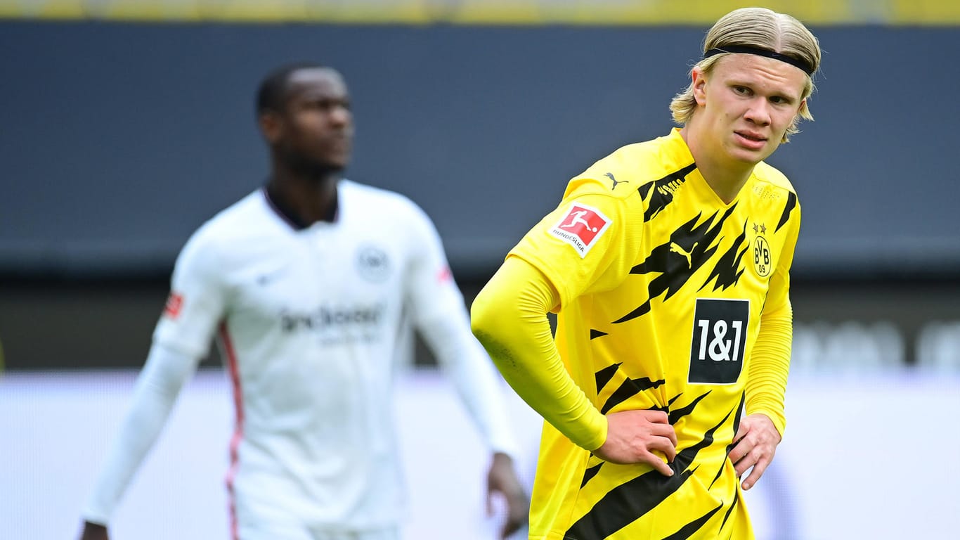 In 32 Pflichtspielen für Dortmund hat Erling Haaland 33 Tore geschossen, dennoch steht ihm die Unzufriedenheit ins Gesicht geschrieben.