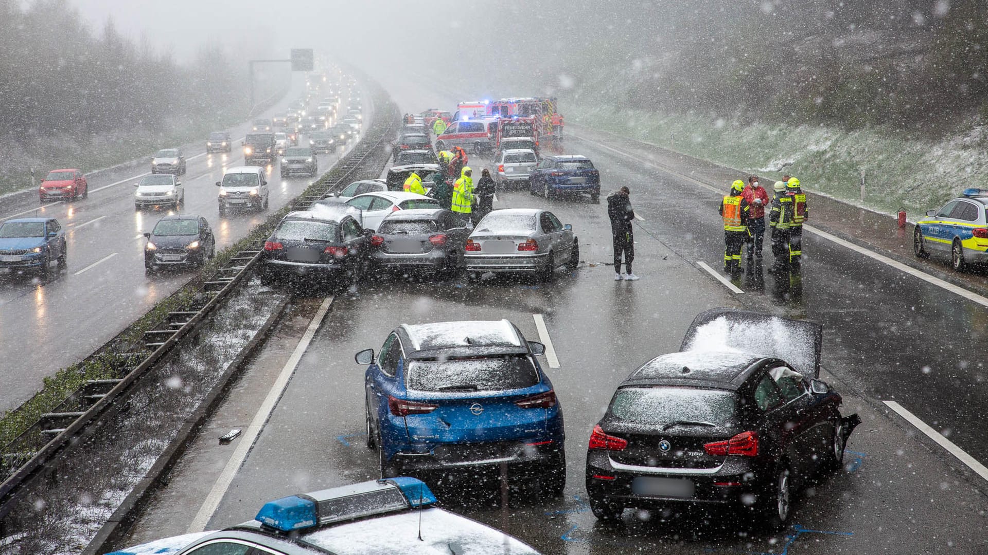 Schwerer Unfall auf der A3: Mindestens 15 Fahrzeuge waren beteiligt.