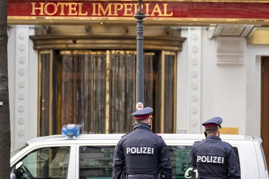 Polizisten stehen vor dem Wiener Hotel Imperial, in dem eine Verhandlungsdelegation aus dem Iran untergebracht ist.