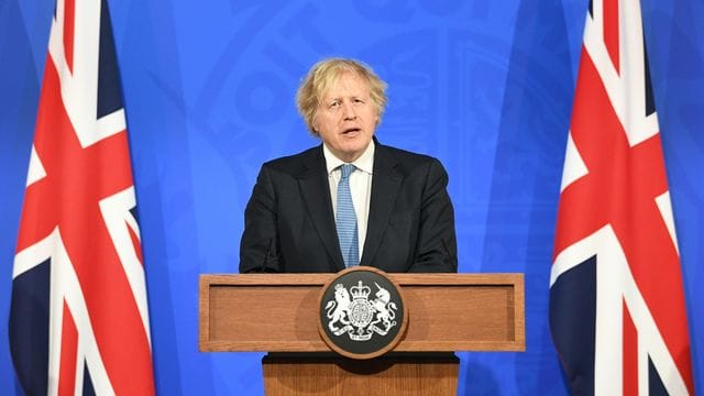 Der britische Premierminister Boris Johnson spricht bei einem Briefing zur Corona-Lage.