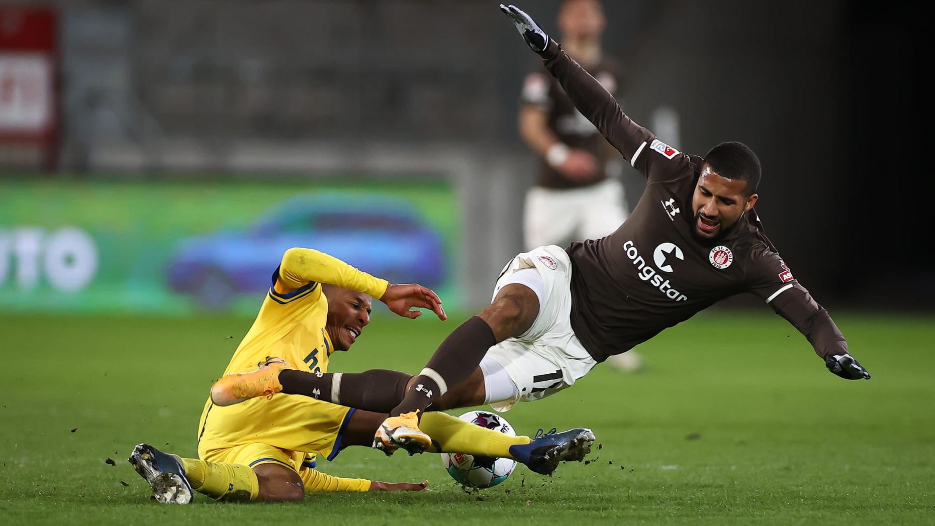 Stellvertretend für eine intensive Partie: St. Paulis Daniel-Kofi Kyereh (r.) und Braunschweigs Yassin Ben Balla schenken sich beim Kampf um den Ball nichts.