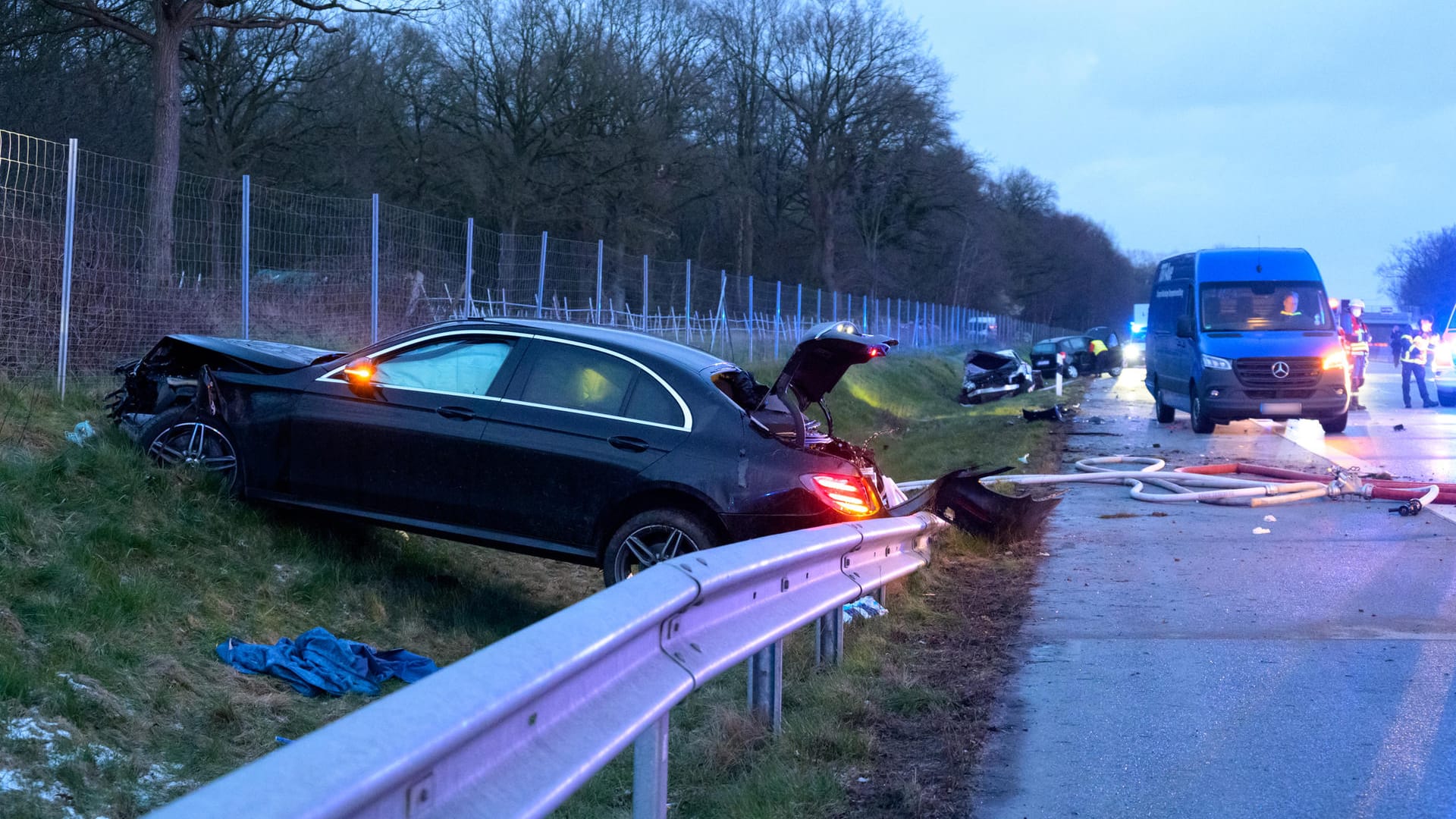Vier beschädigte und zerstörte Fahrzeuge stehen am Unfallort: Nach einem Unfall infolge von Straßenglätte haben sich am Montagabend auf der A7 bei Norderstedt (Kreis Segeberg) mehrere Verkehrsunfälle ereignet. Vier beschädigte und zerstörte Fahrzeuge stehen am Unfallort: Nach einem Unfall infolge von Straßenglätte haben sich am Montagabend auf der A7 bei Norderstedt (Kreis Segeberg) mehrere Verkehrsunfälle ereignet.