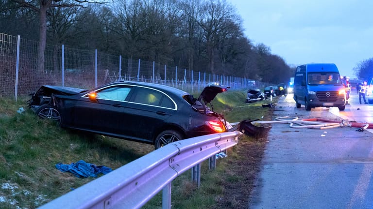 Vier beschädigte und zerstörte Fahrzeuge stehen am Unfallort: Nach einem Unfall infolge von Straßenglätte haben sich am Montagabend auf der A7 bei Norderstedt (Kreis Segeberg) mehrere Verkehrsunfälle ereignet.
